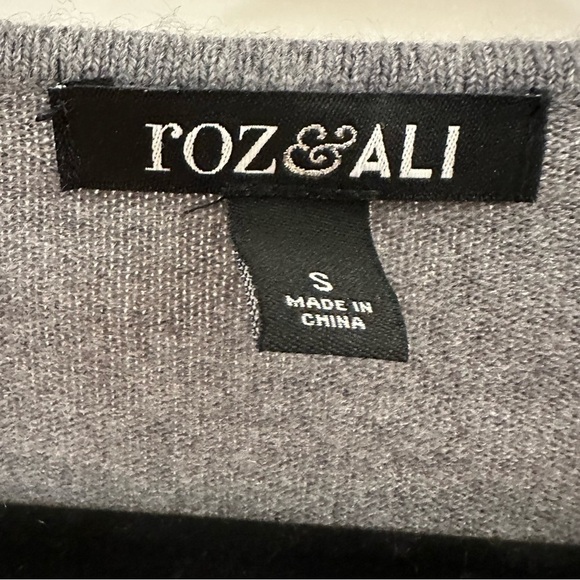 Roz & Ali Cold Shoulder Soft Gray Casual Sweater Top sz Small - Picture 4 of 5